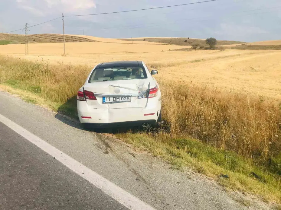 Viraja hızlı giren otomobil karşı yönden gelen iki tıra çarptı, facia kıl payı atlatıldı