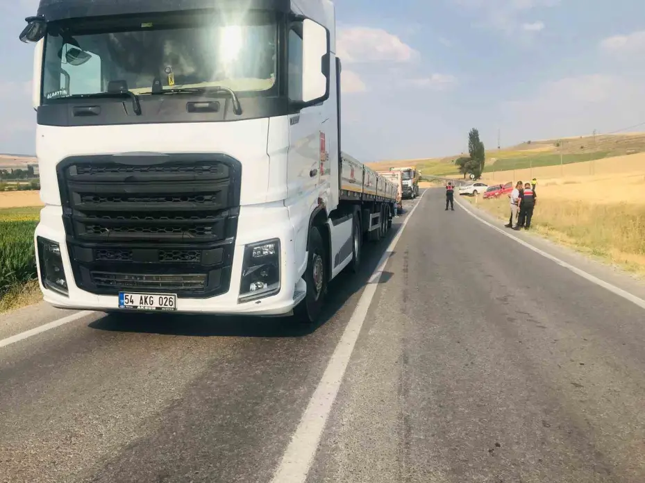 Viraja hızlı giren otomobil karşı yönden gelen iki tıra çarptı, facia kıl payı atlatıldı