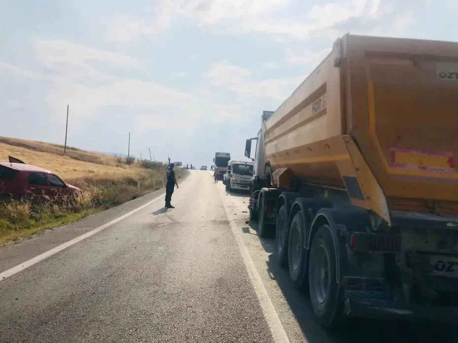 Viraja hızlı giren otomobil karşı yönden gelen iki tıra çarptı, facia kıl payı atlatıldı