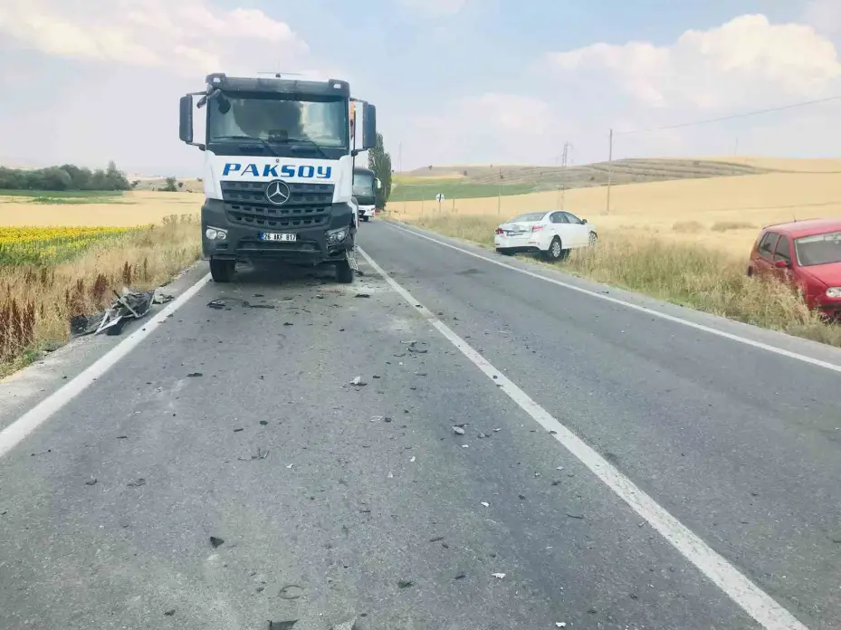 Viraja hızlı giren otomobil karşı yönden gelen iki tıra çarptı, facia kıl payı atlatıldı