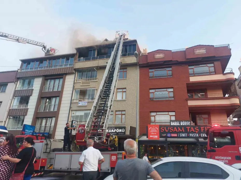 Ankara’da bir binanın en üst katından korkutan yangın