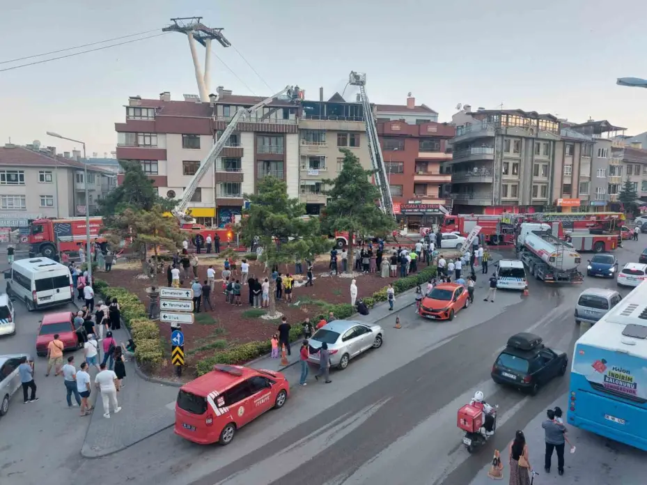 Ankara’da bir binanın en üst katından korkutan yangın