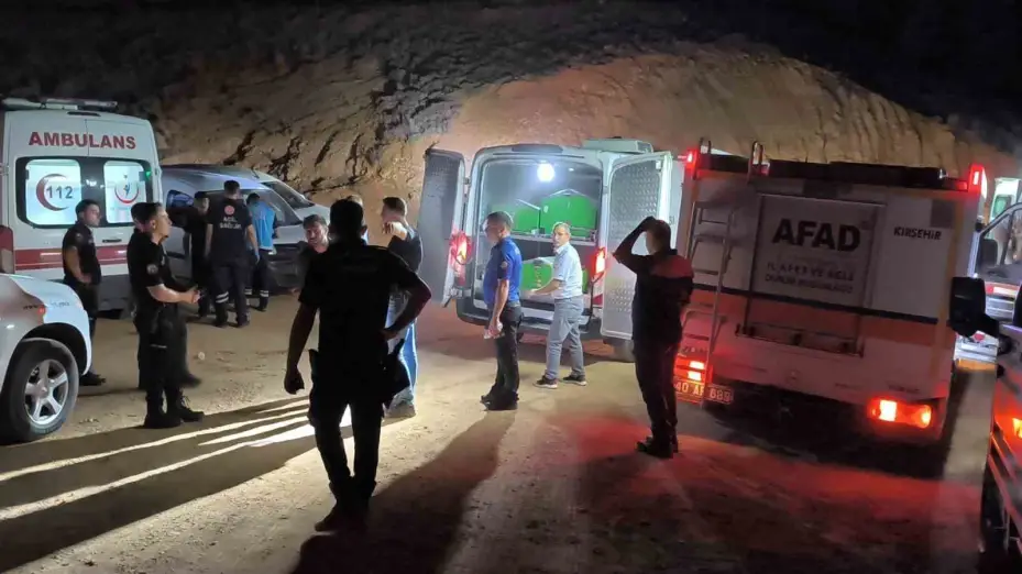 Serinlemek için girdiği gölette hayatını kaybetti