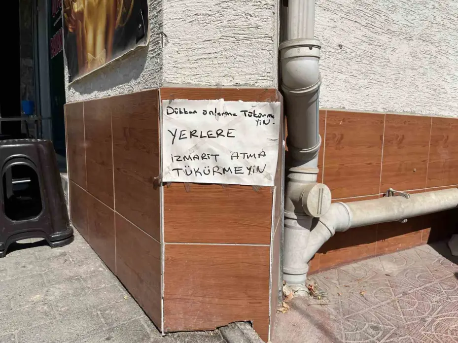 Dükkanının önüne astığı uyarı yazısı ile istediği sonucu aldı