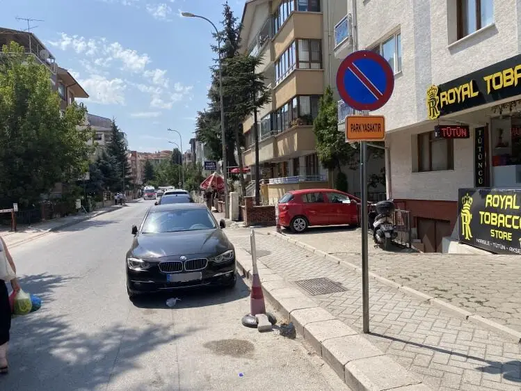 ’Park Yasaktır’ tabelası bu sokakta işe yaramıyor