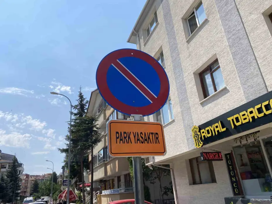 ’Park Yasaktır’ tabelası bu sokakta işe yaramıyor
