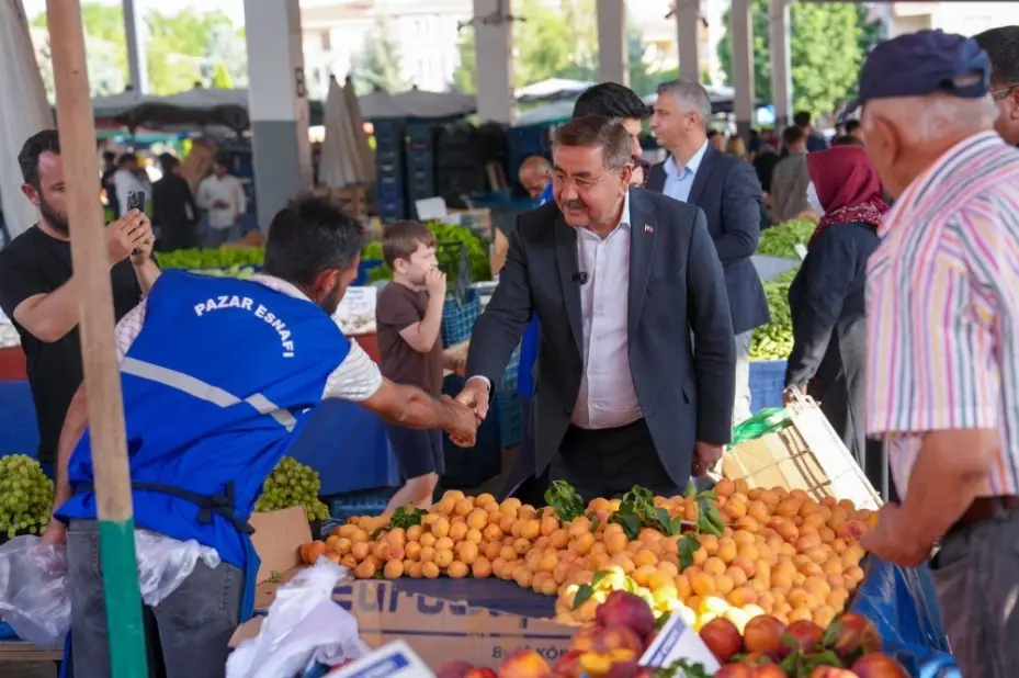 Başkan Odabaşı semt pazarında vatandaşların ve esnafın taleplerini dinledi