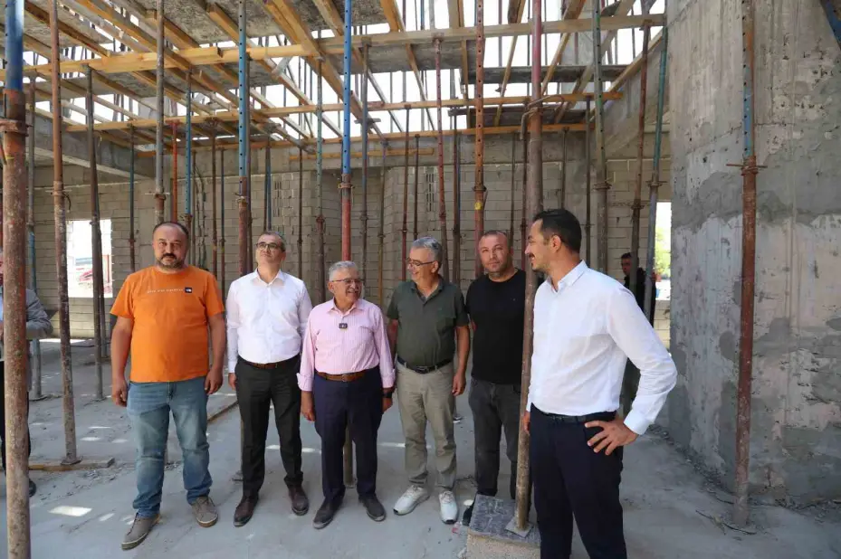 Başkan Büyükkılıç, belediye-hayırsever iş birliği örneği Muhittin Birdal Camii çalışmalarını inceledi