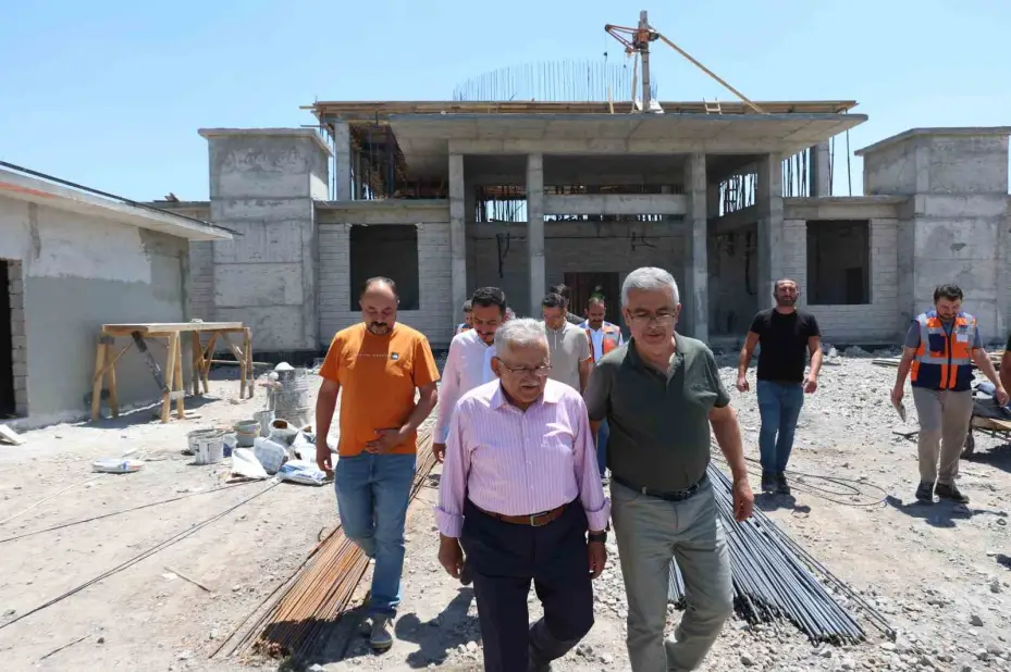 Başkan Büyükkılıç, belediye-hayırsever iş birliği örneği Muhittin Birdal Camii çalışmalarını inceledi