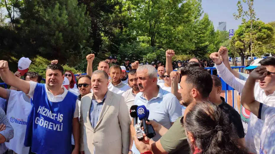 Hizmet-İş Sendikası Genel Başkan Vekili Özdemir: "Bizim eylemlerimizde de, yürüyüşlerimizde de kavga göremezsiniz"
