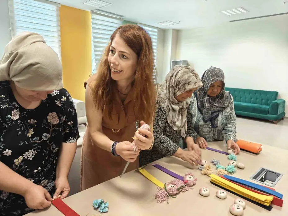 Hasta yakını kadınlar el işleri ile moral buluyor