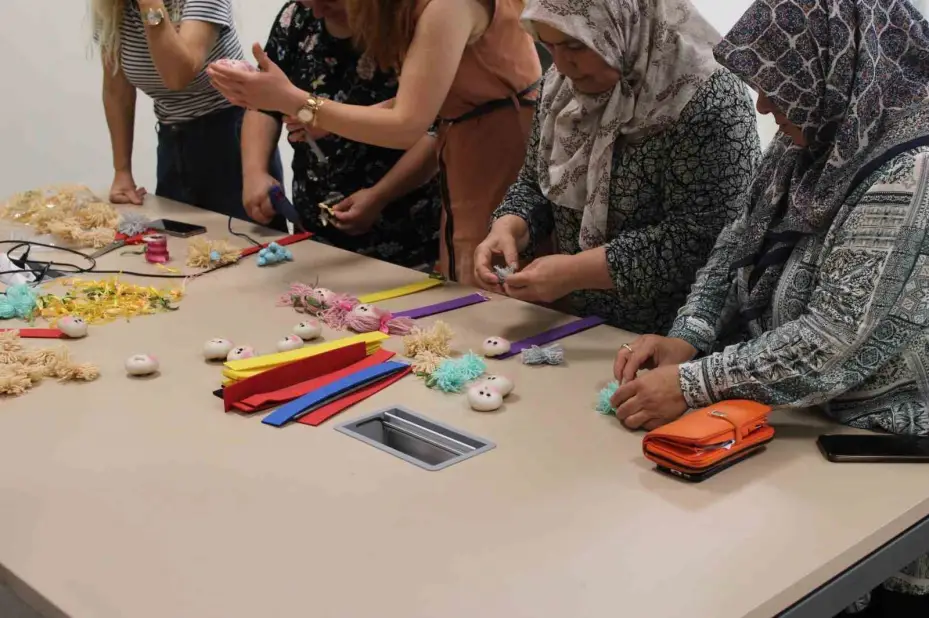 Hasta yakını kadınlar el işleri ile moral buluyor