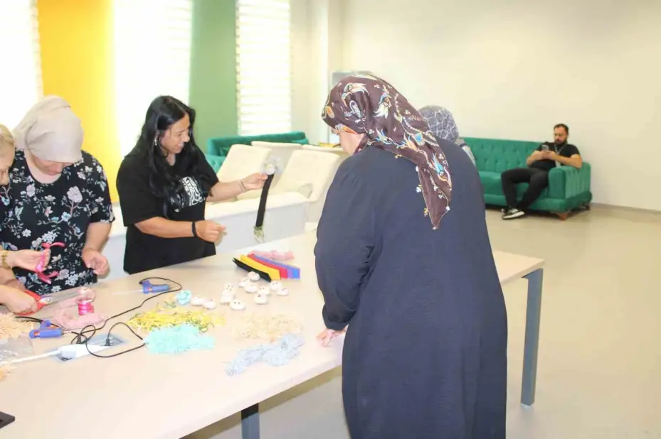 Hasta yakını kadınlar el işleri ile moral buluyor