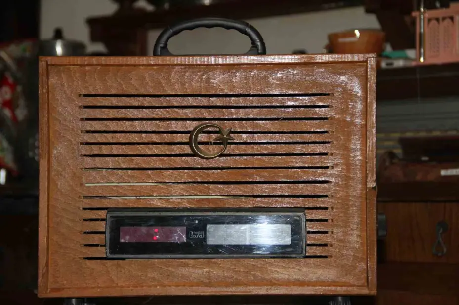 Atık malzemeler nostaljik radyolara dönüşüyor