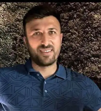 Duvara çarpıp yola savrulan otomobilin sürücüsü kurtarılamadı
