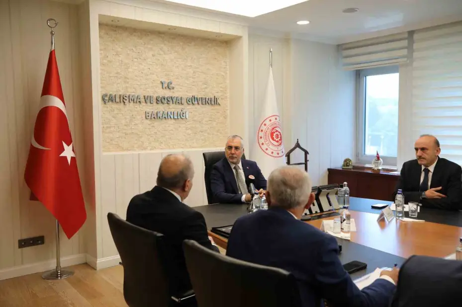 Bakan Işıkhan: "İşçilerimize birinci altı ay için yüzde 24, ikinci, üçüncü ve dördüncü altı aylar için gerçekleşen enflasyon oranını teklif ediyoruz"