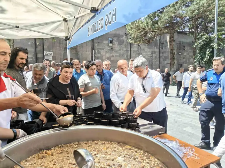 Lokantacılar Odası’ndan 10 bin kişiye aşure