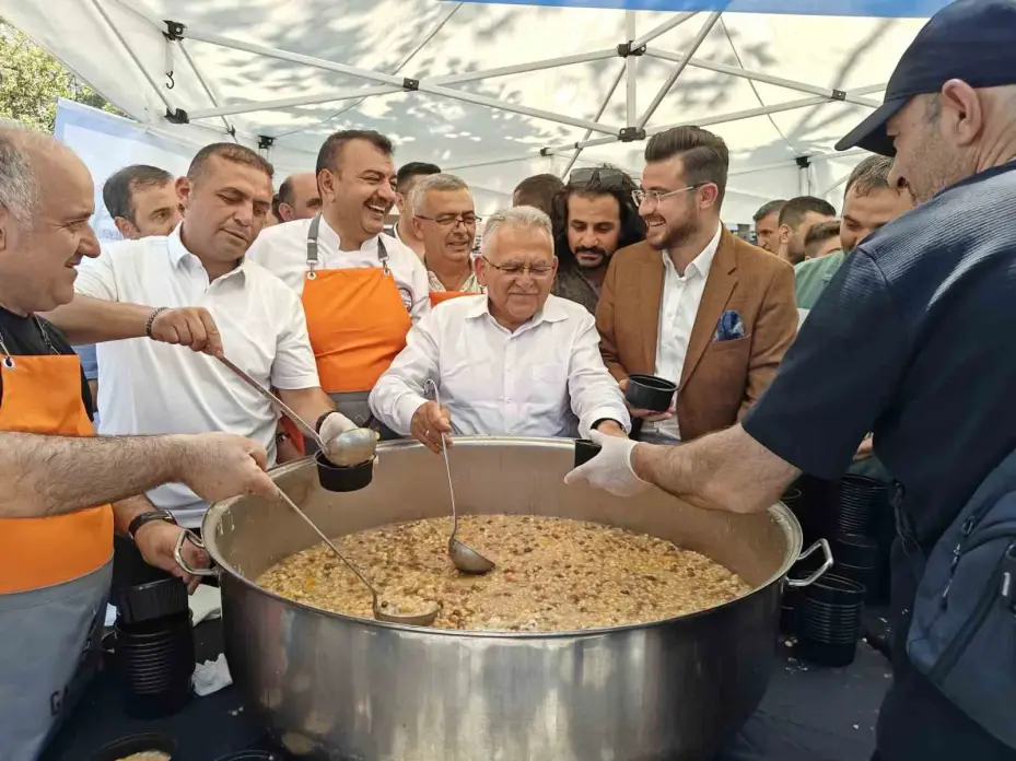 Lokantacılar Odası’ndan 10 bin kişiye aşure