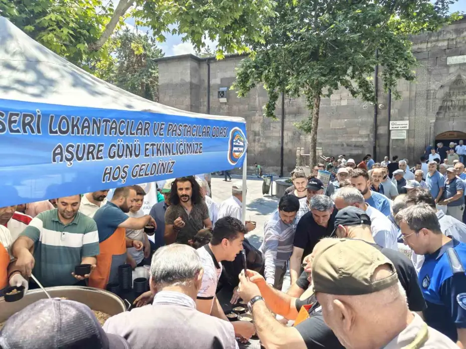 Lokantacılar Odası’ndan 10 bin kişiye aşure