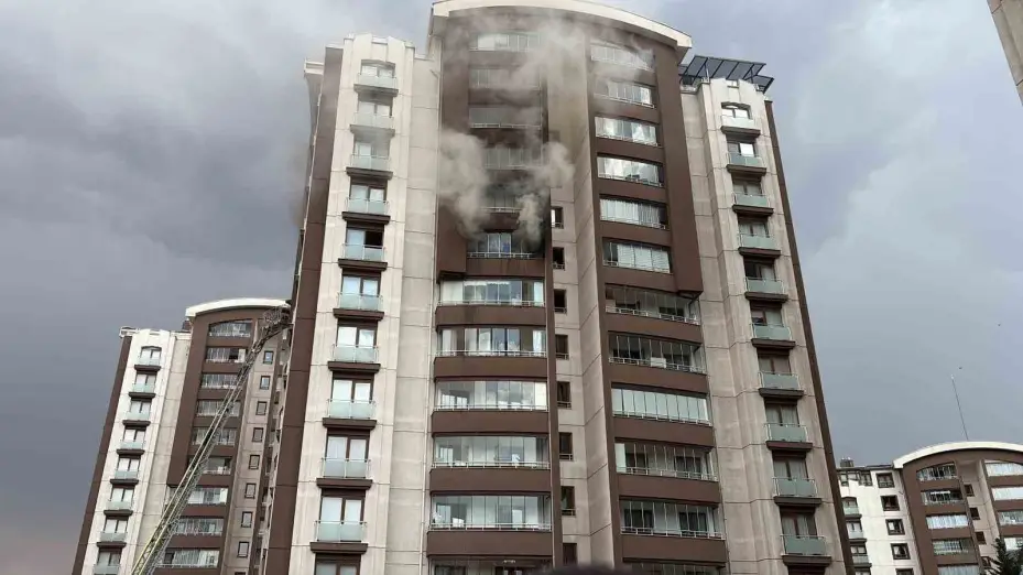 Ankara’da 14 katlı binada çıkan yangında mahsur kalan 2 kişi kurtarıldı