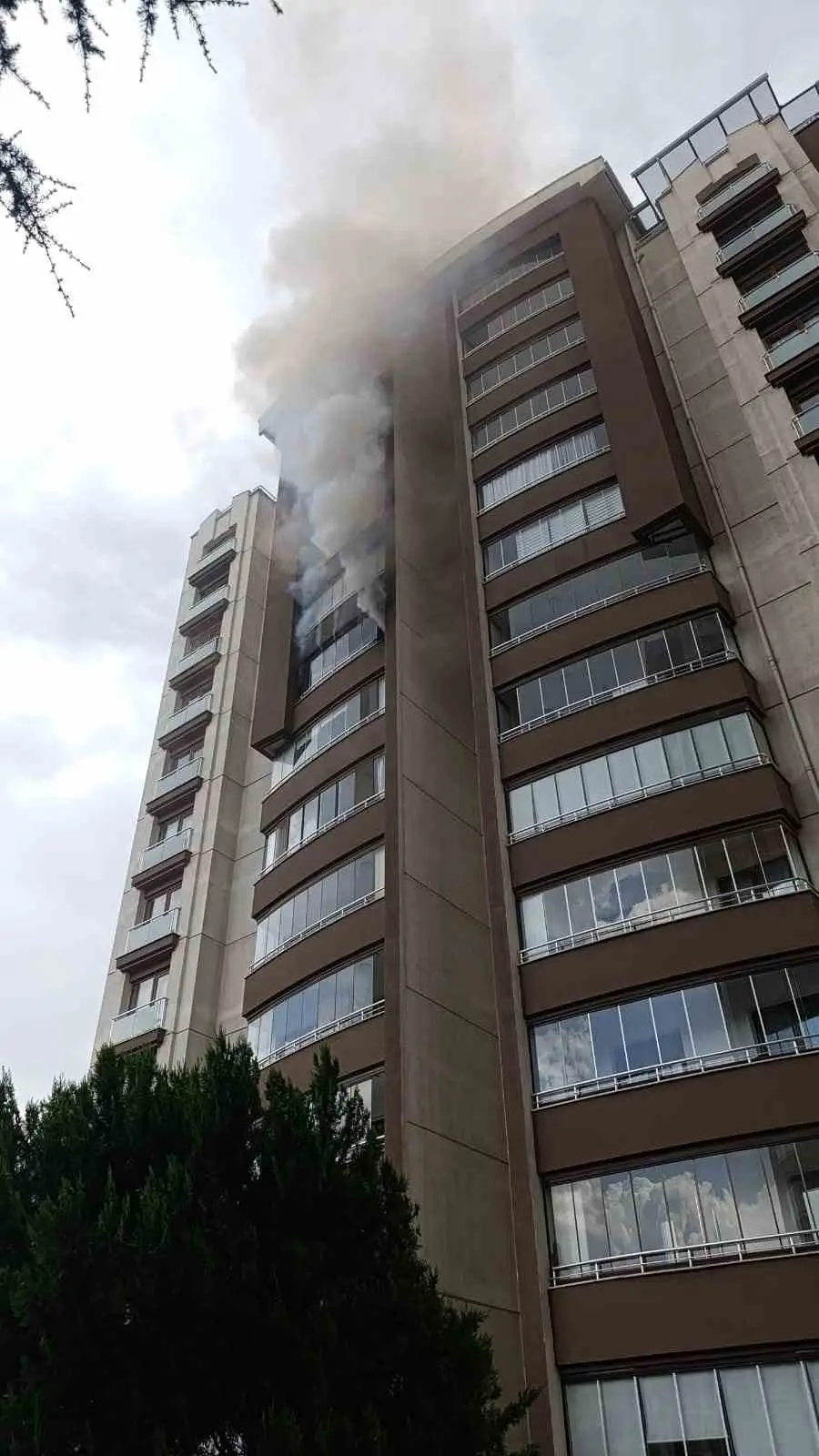 Ankara’da 14 katlı binada çıkan yangında mahsur kalan 2 kişi kurtarıldı