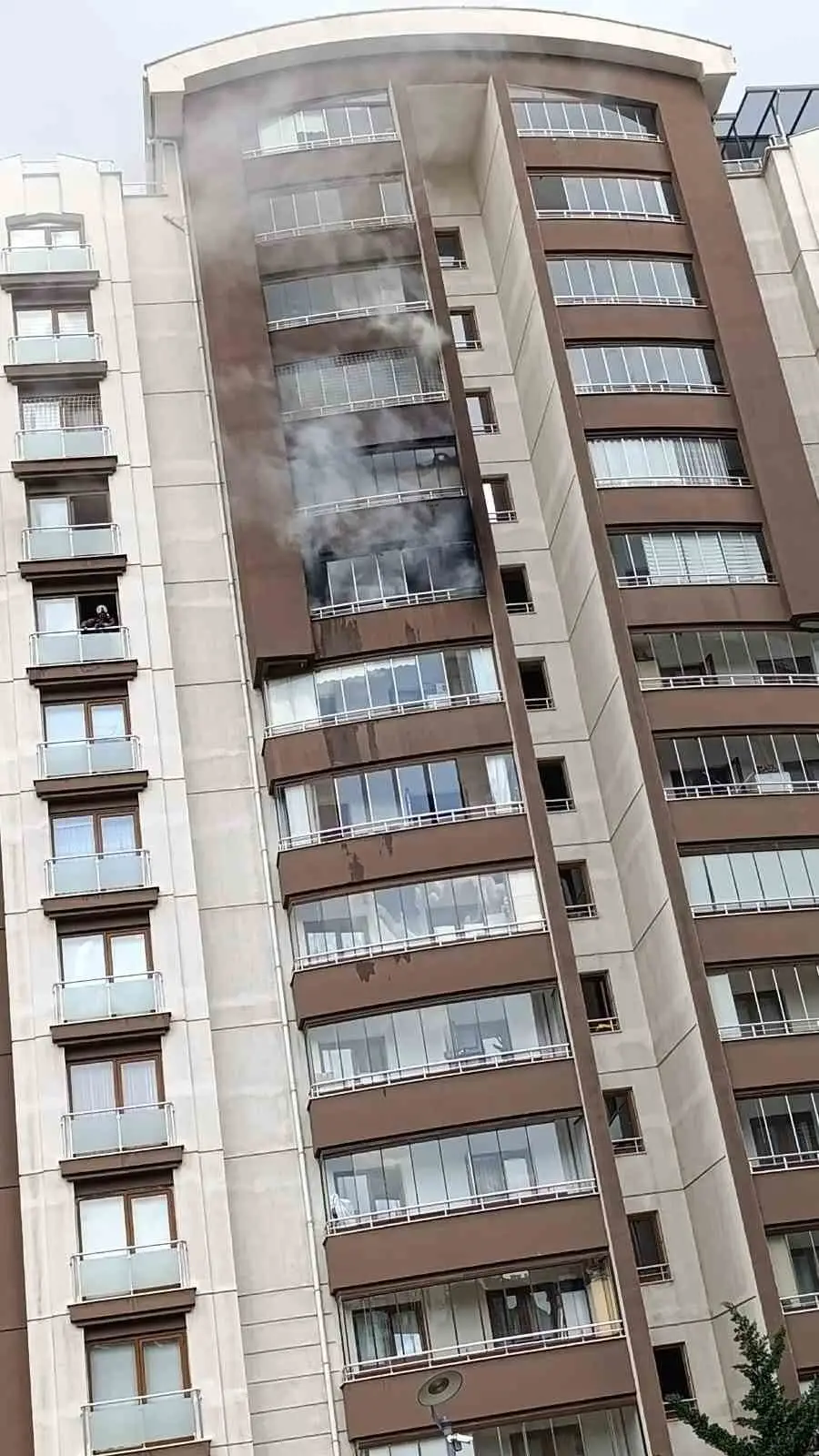 Ankara’da 14 katlı binada çıkan yangında mahsur kalan 2 kişi kurtarıldı