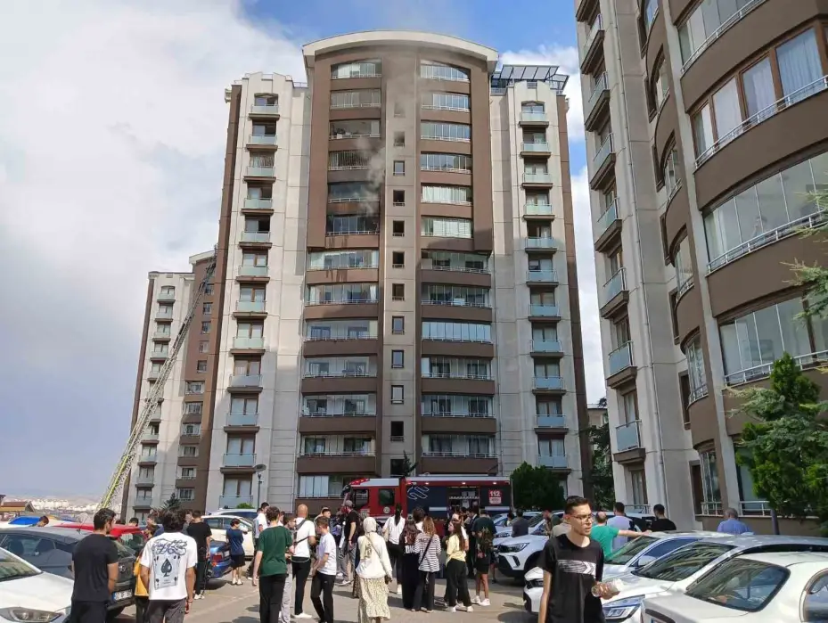 Ankara’da 14 katlı binada çıkan yangında mahsur kalan anne ile oğlu kurtarıldı