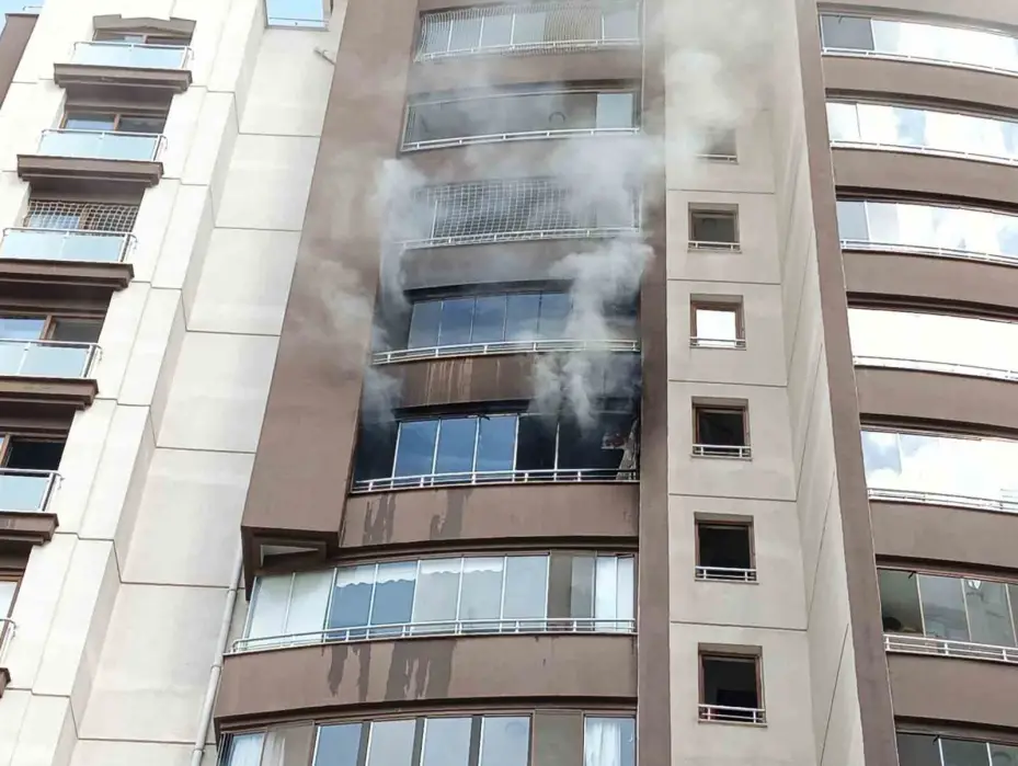 Ankara’da 14 katlı binada çıkan yangında mahsur kalan anne ile oğlu kurtarıldı