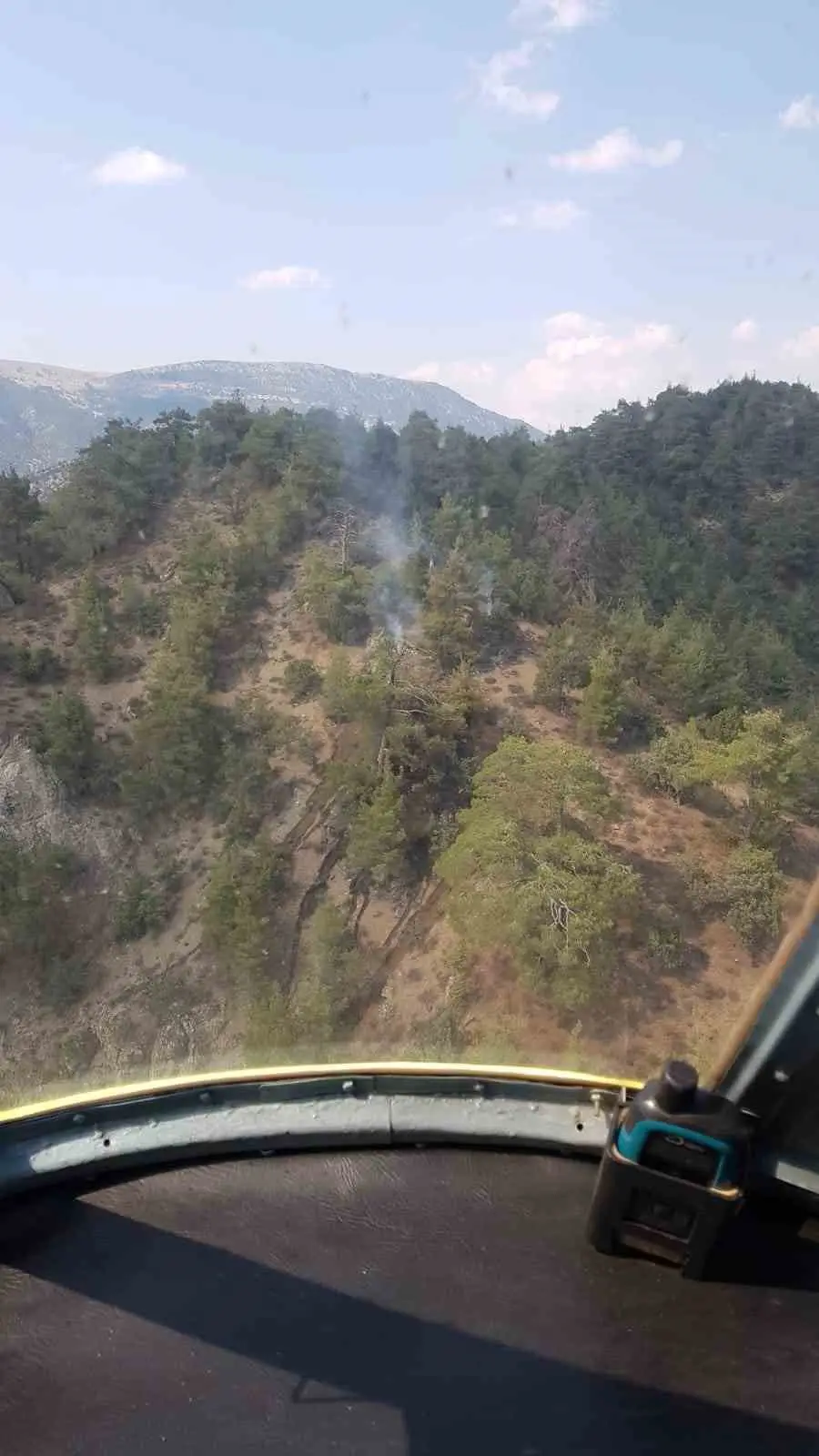Yıldırım düşmesi sonucu çıkan orman yangını havadan müdahale ile söndürüldü