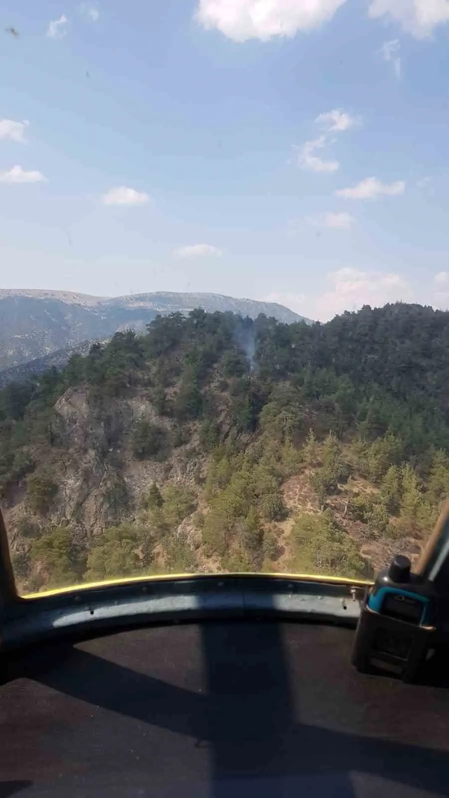 Yıldırım düşmesi sonucu çıkan orman yangını havadan müdahale ile söndürüldü