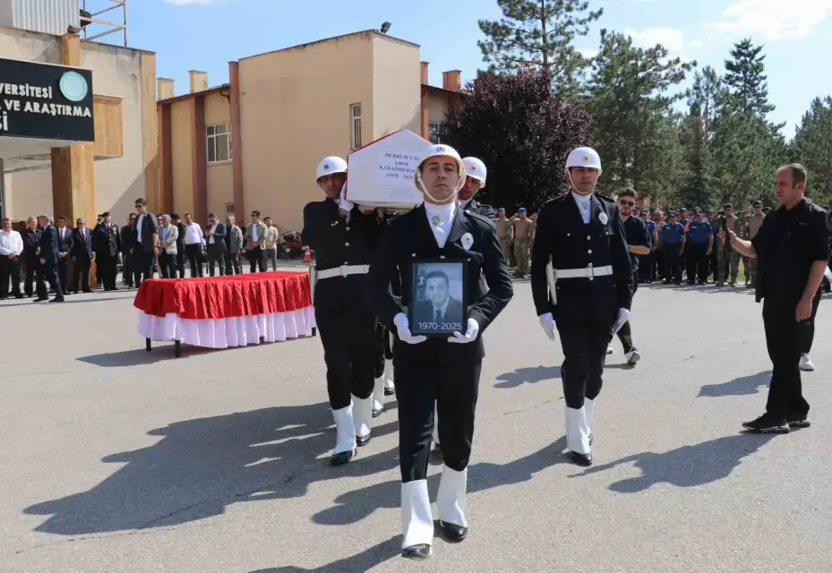 Trafik kazasında hayatını kaybeden eski Bitlis Valisi Karaömeroğlu’nun cenazesi törenle Ankara’ya uğurlandı