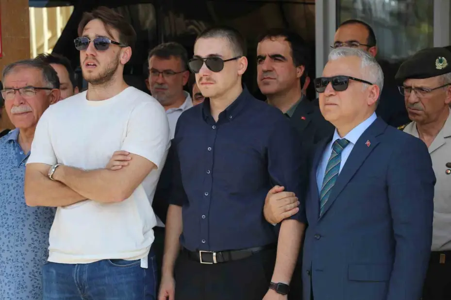 Trafik kazasında hayatını kaybeden eski Bitlis Valisi Karaömeroğlu’nun cenazesi törenle Ankara’ya uğurlandı