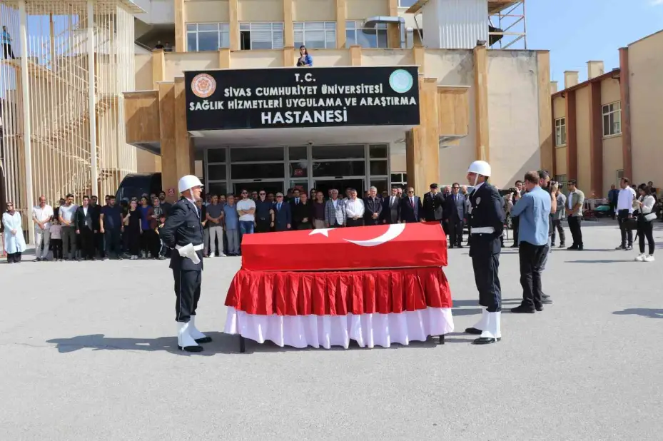 Trafik kazasında hayatını kaybeden eski Bitlis Valisi Karaömeroğlu’nun cenazesi törenle Ankara’ya uğurlandı