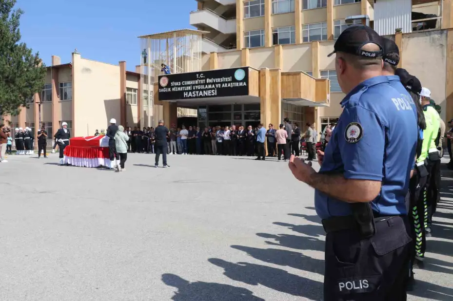 Trafik kazasında hayatını kaybeden eski Bitlis Valisi Karaömeroğlu’nun cenazesi törenle Ankara’ya uğurlandı