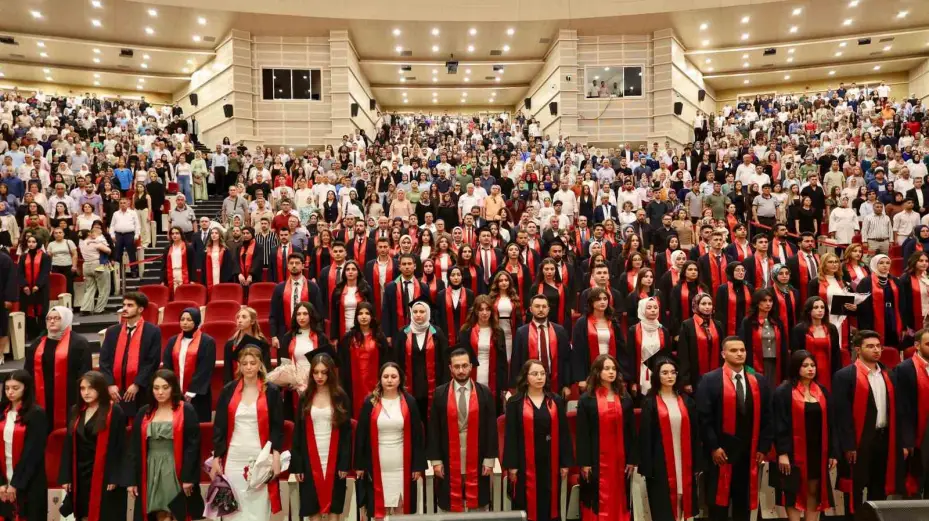 Görme engelli genç, hukuk fakültesini başarıyla bitirdi