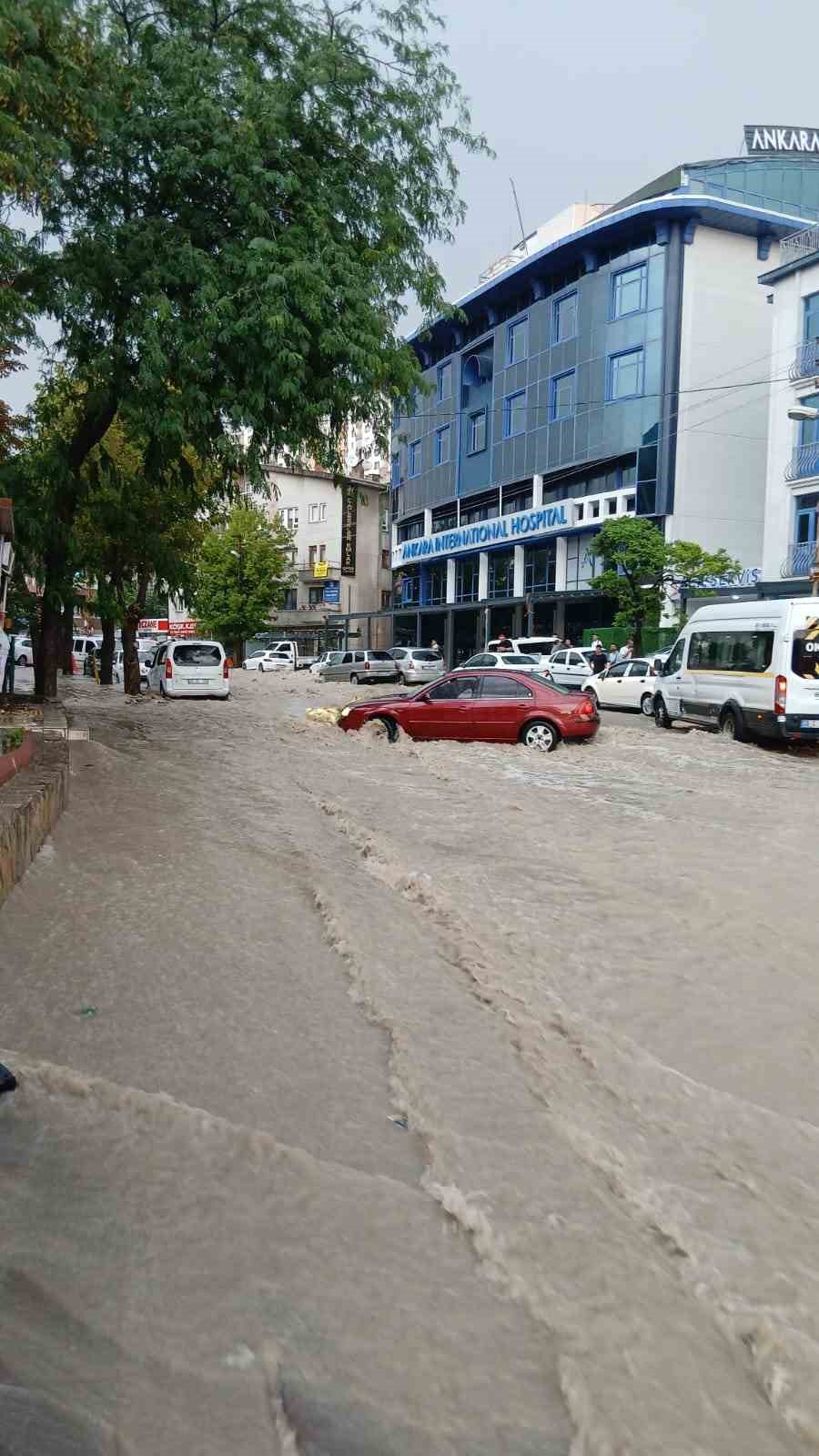 Başkentte sağanak yağış hayatı olumsuz etkiledi