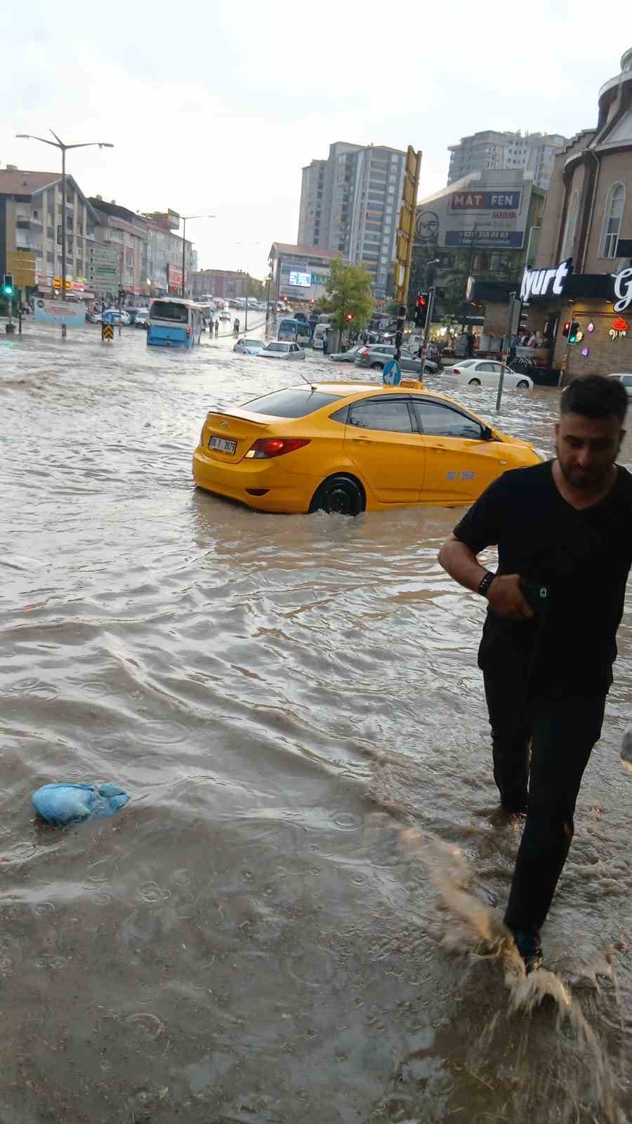 Başkentte sağanak yağış hayatı olumsuz etkiledi