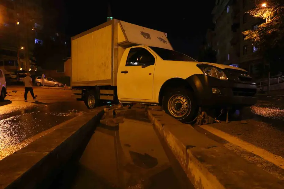 Ankara’da araçlar sel sularına kapıldı, hasarlı otomobiller havadan görüntülendi