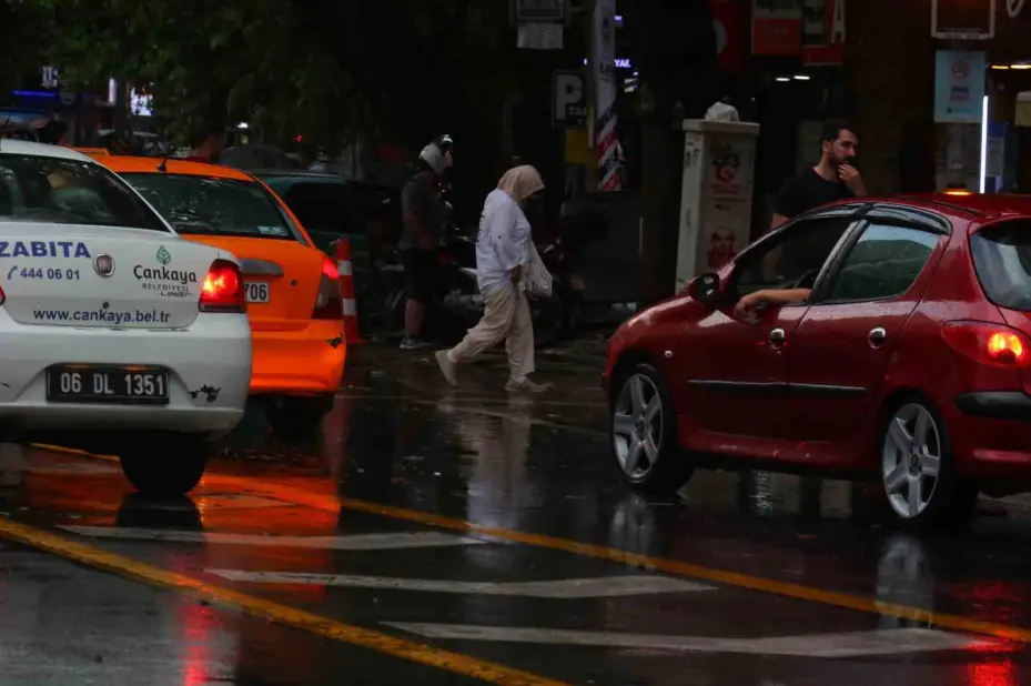 Ankara’da sağanak yağışlar sele neden oldu