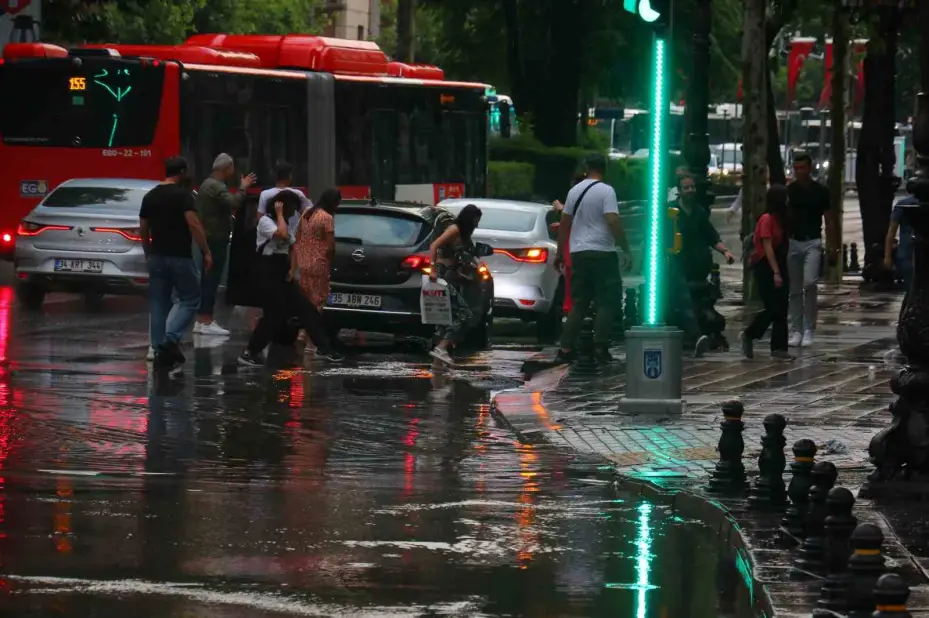 Ankara’da sağanak yağışlar sele neden oldu