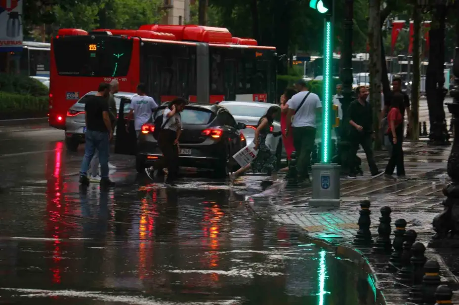 Ankara’da sağanak yağışlar sele neden oldu