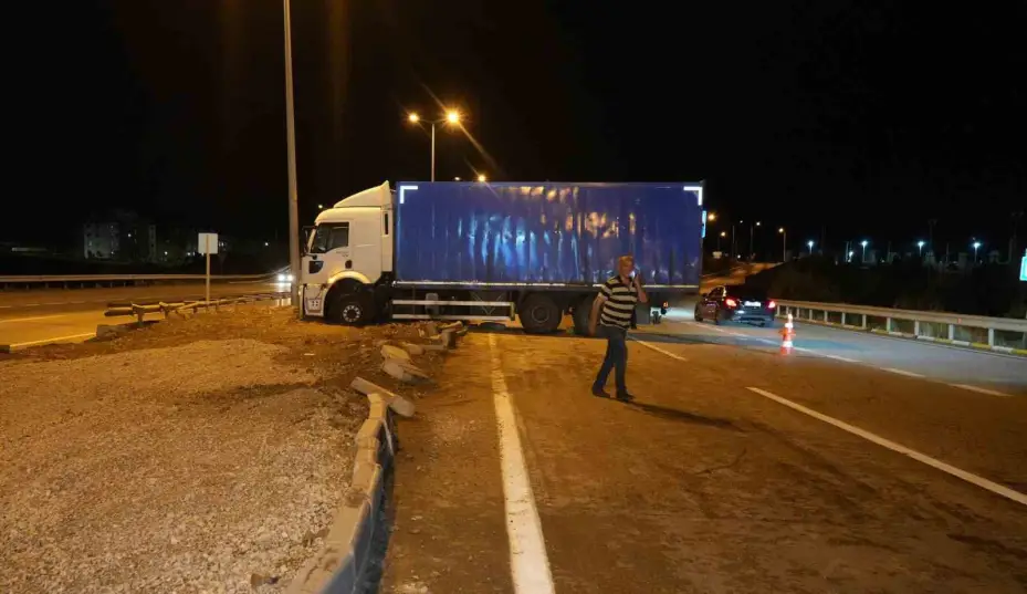 Kontrolden çıkan kamyon refüje çıktı