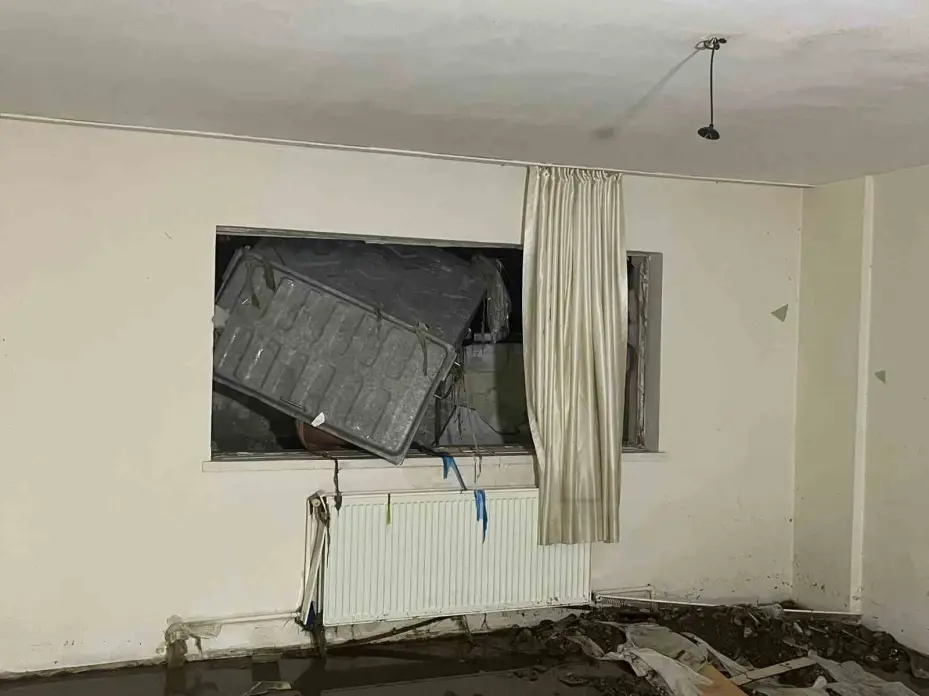 Ankara’da yağış sonrası su dolan dairenin duvarı böyle yıkıldı: 1 yaralı