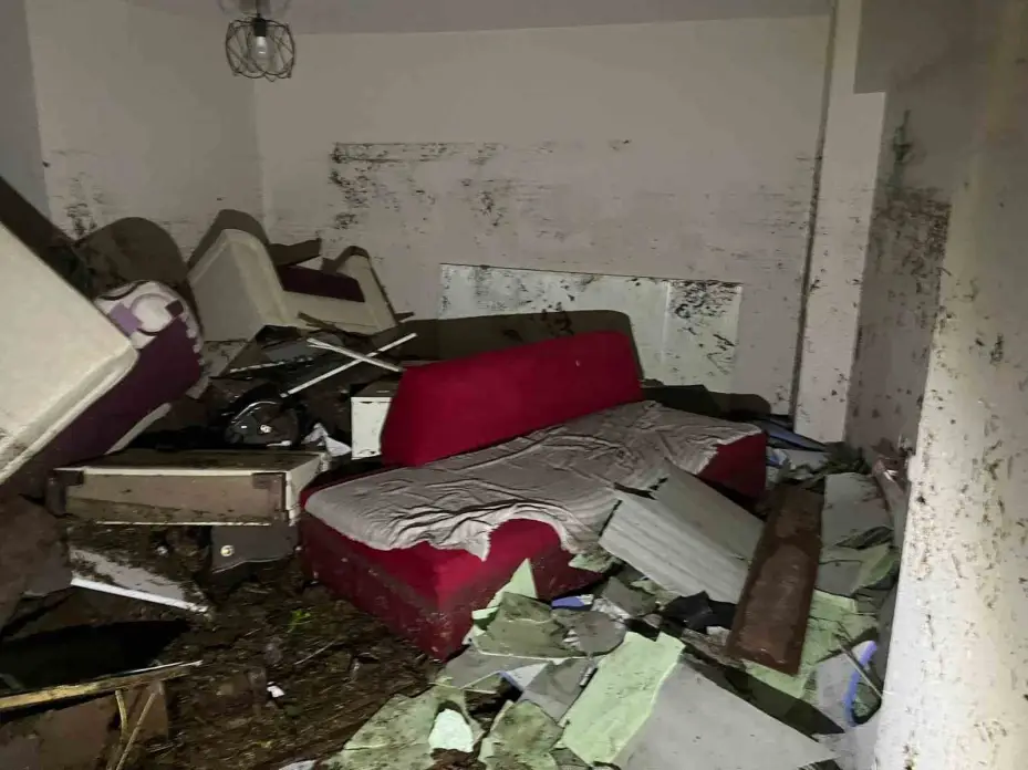 Ankara’da yağış sonrası su dolan dairenin duvarı böyle yıkıldı: 1 yaralı