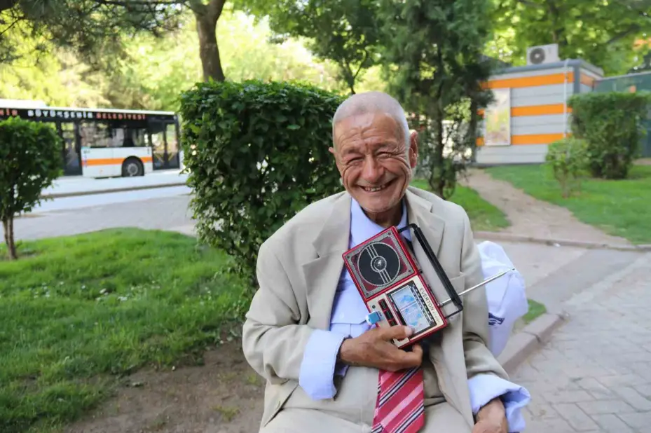 Elinde teyp ile sokak sokak gezerek müzik dinliyor
