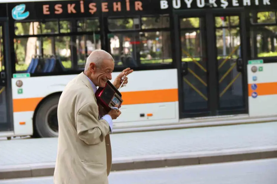 Elinde teyp ile sokak sokak gezerek müzik dinliyor