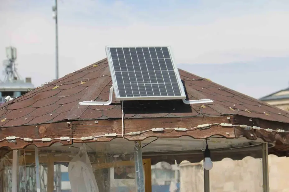 Seyyar tezgahlarını güneş enerji sistemiyle aydınlatıyorlar