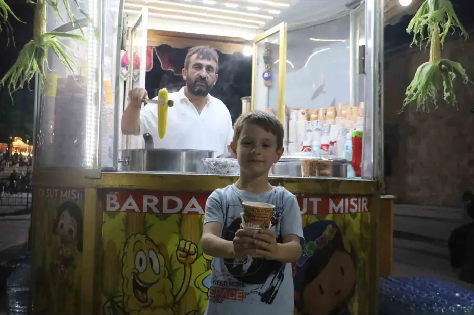 Seyyar tezgahlarını güneş enerji sistemiyle aydınlatıyorlar