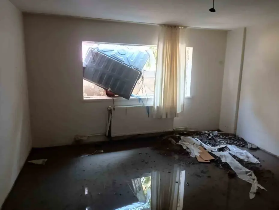 Ankara’da yağış sonrası su dolan dairenin duvarı yıkılarak kullanılmaz hale geldi