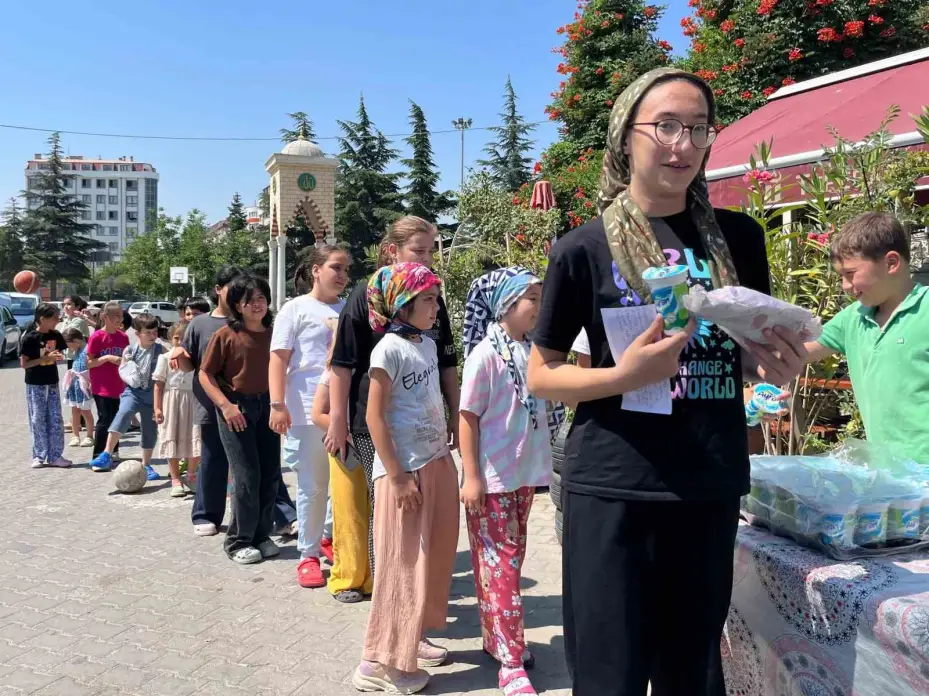 Vefat eden oğlu için Kur’an kursu öğrencilerine ikramda bulundu